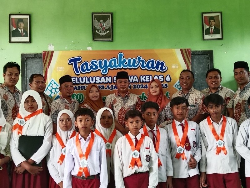 Langkah Kecil, Harapan Besar Cerita di Balik Kelulusan SDN 8 Curah Tatal