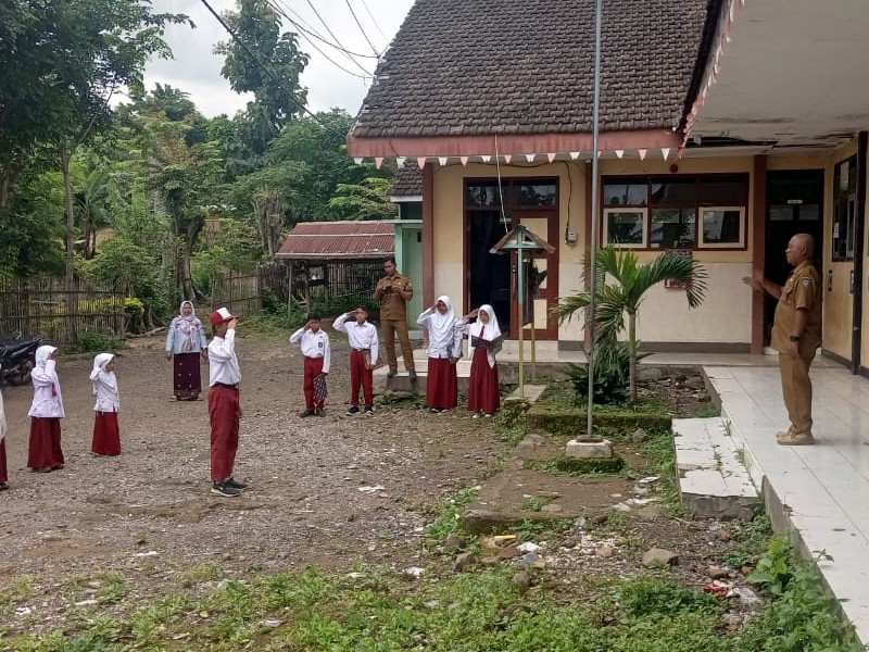 Upacara Bendera Awal Masuk Semester 2 Tahun Ajaran 2025–2026 Berlangsung Khidmat